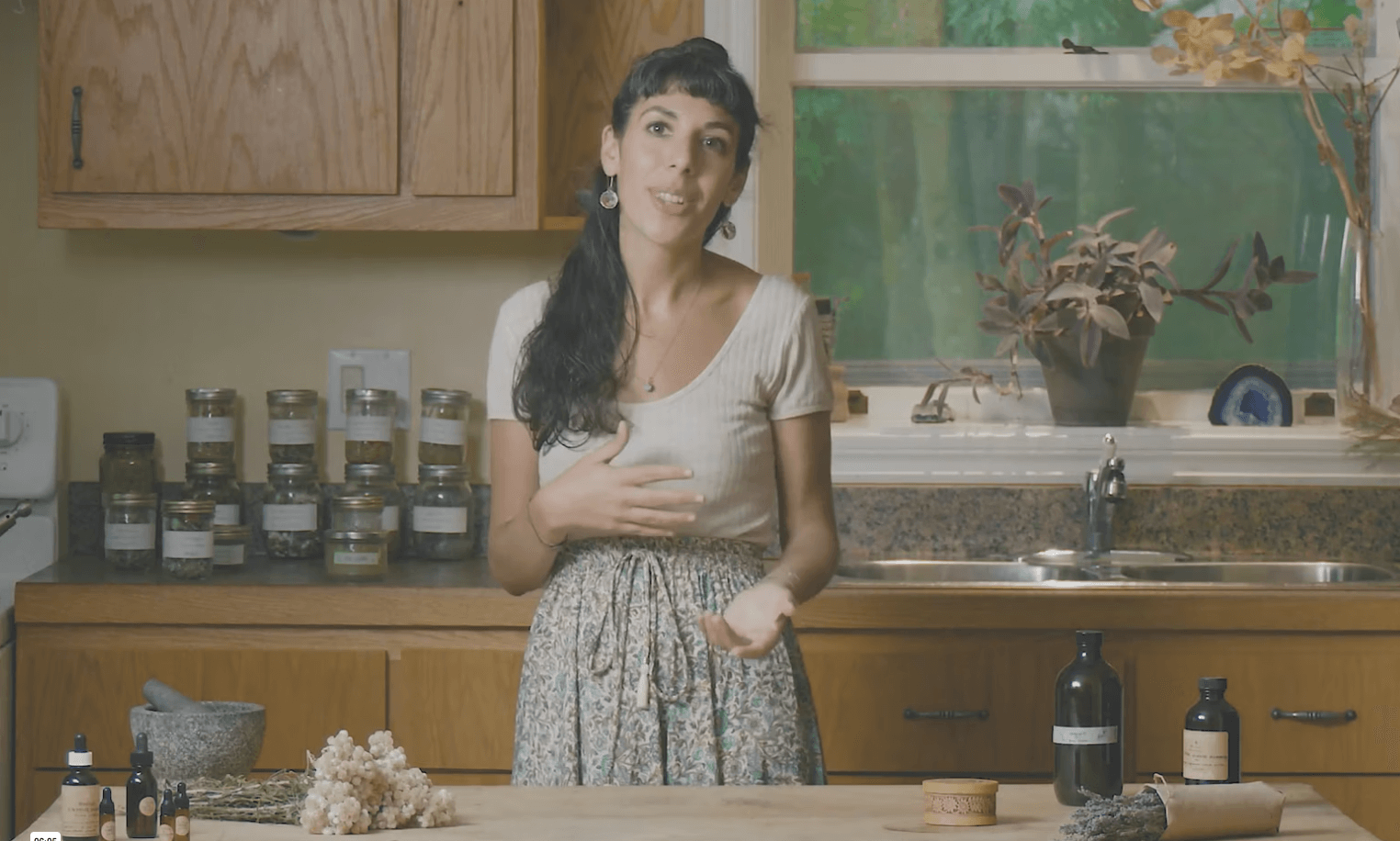 Aurélie herboriste thérapeute naturopathe à Montréal consultation plantes médicinales approche somatique